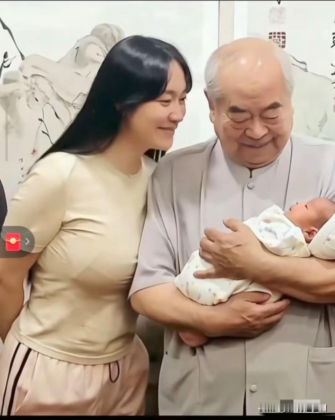 范曾抱着他的大胖小子仔细的端详着，看儿子长得到底像谁呢？究竟像他还是像徐萌？网友