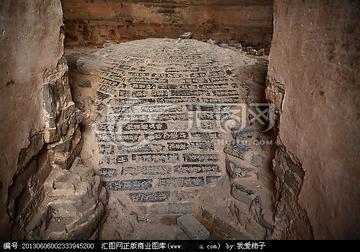 1982年，内蒙古呼和浩特，一名工人爬上白塔进行维修，突然，在墙缝中发现一张泛黄