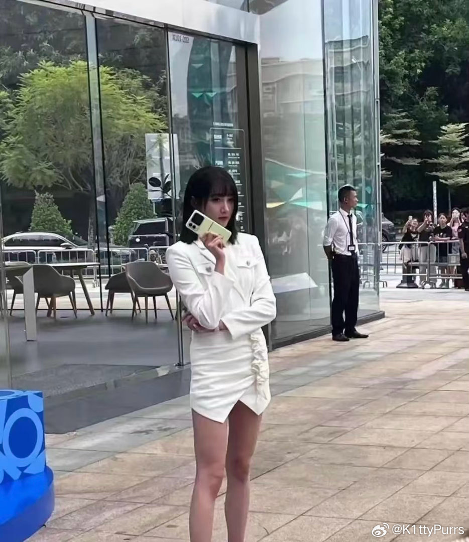 关晓彤，见到明星本人了，大腿上好多肌肉啊
