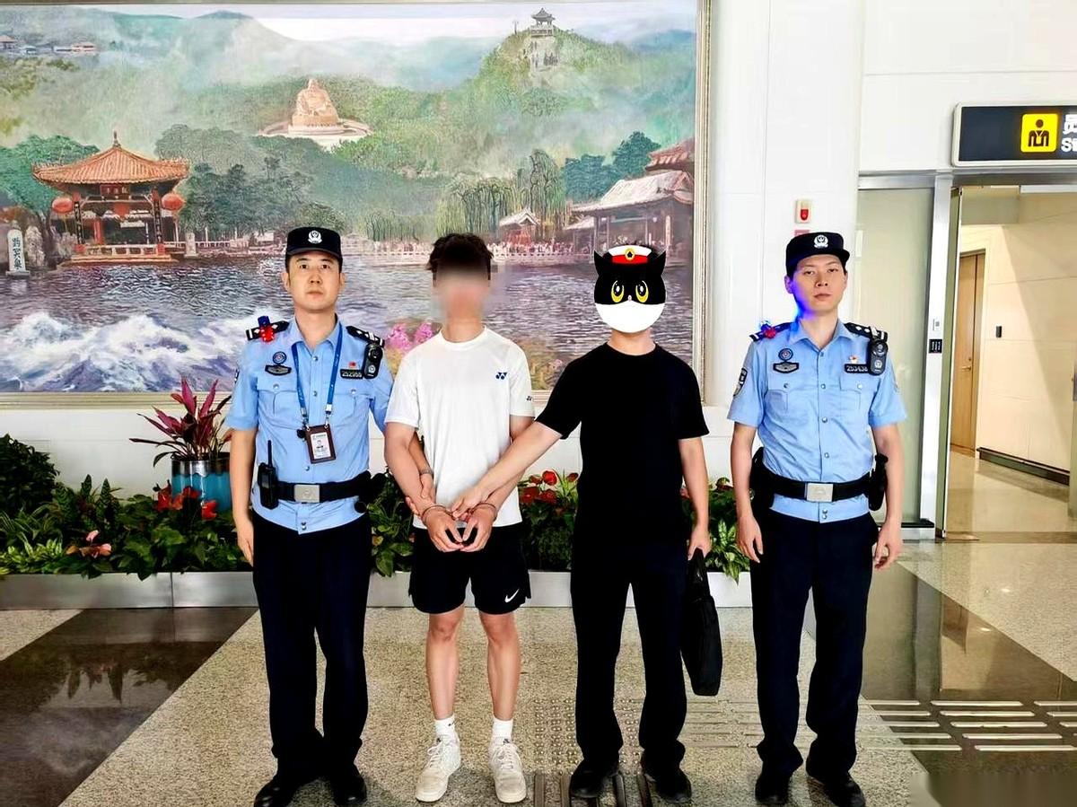 济南，边检出境大厅。一个男人递上护照，指尖在柜台上轻轻敲着，眼神已经飘向了远处