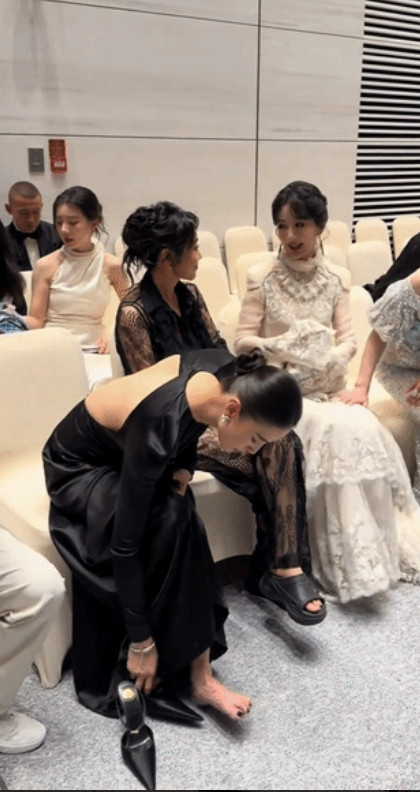 宋佳的助理就不能跟闫妮的助理好好学学，看人家闫妮在后台，舒服的大厚底拖鞋穿着，候