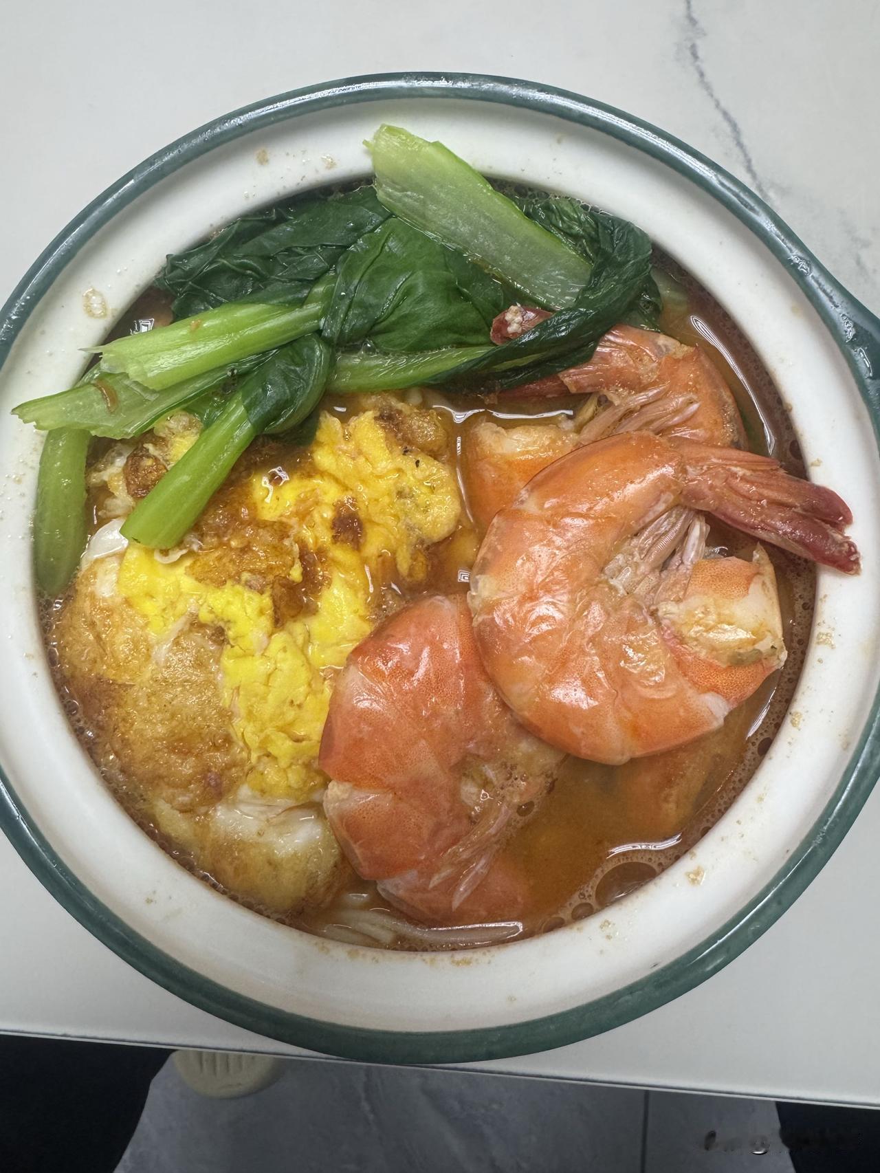 清晨的海鲜面把日子煮出了甜大清早爬起来，给自己煮了碗海鲜面，鲜美的虾子卧在