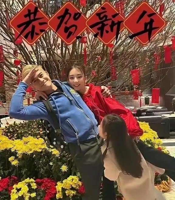 郭富城带头“薅羊毛”？春节出游竟只让方媛买票，真相让人哭笑不得！春节假期，本