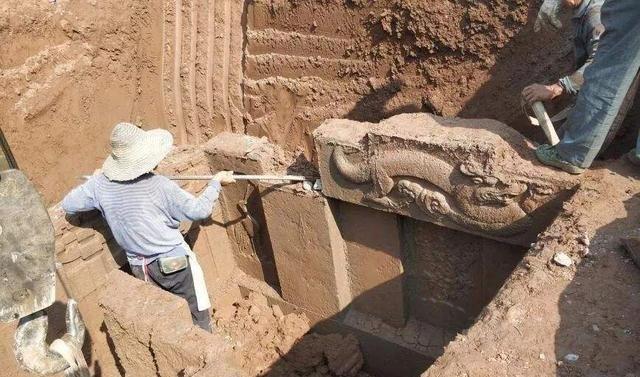 1300年前，1名唐代贵妇，将一个小纸条偷偷藏入手腕上的银镯里。弥留之际，她宁愿