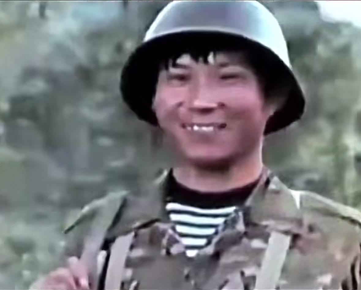 这是和战士们率先第一个冲上老山主峰的一等功臣英雄李乐宝排长，我们的英雄面对镜头笑