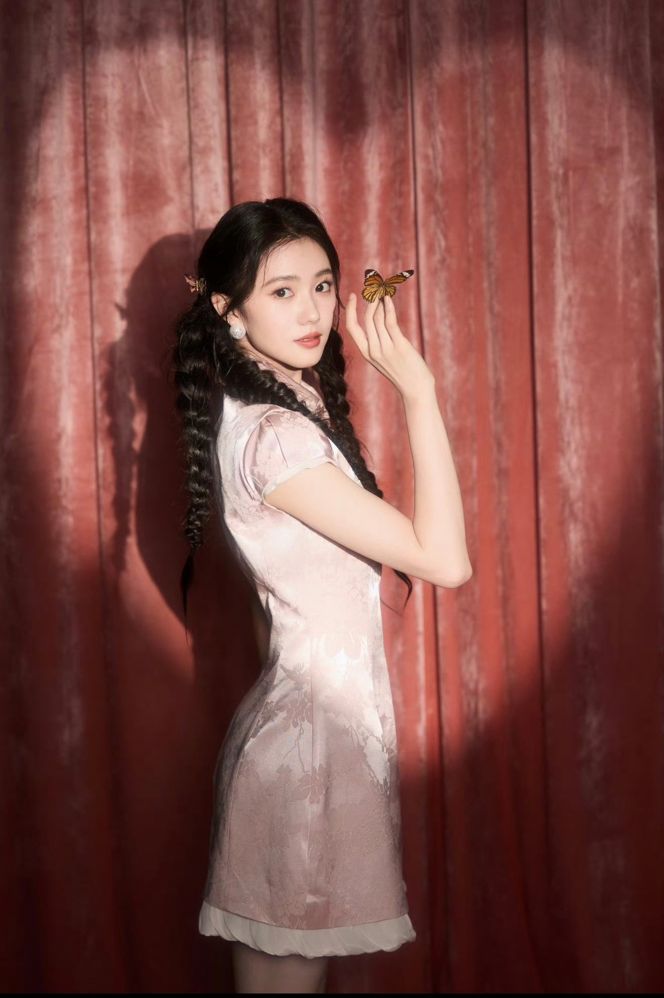 刘浩存大码女装小姑娘挺瘦的，感觉跟大码女装的形象不太符合[思考]​​​