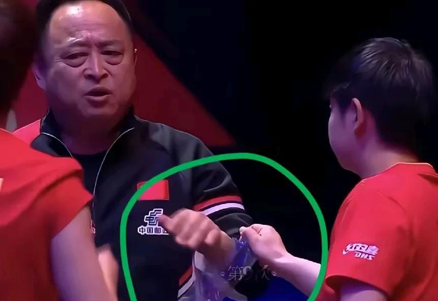 笑不活了！莎莎非得让李指导帮她拿水瓶，人家不接都不行。你看她那股子执着劲儿，硬