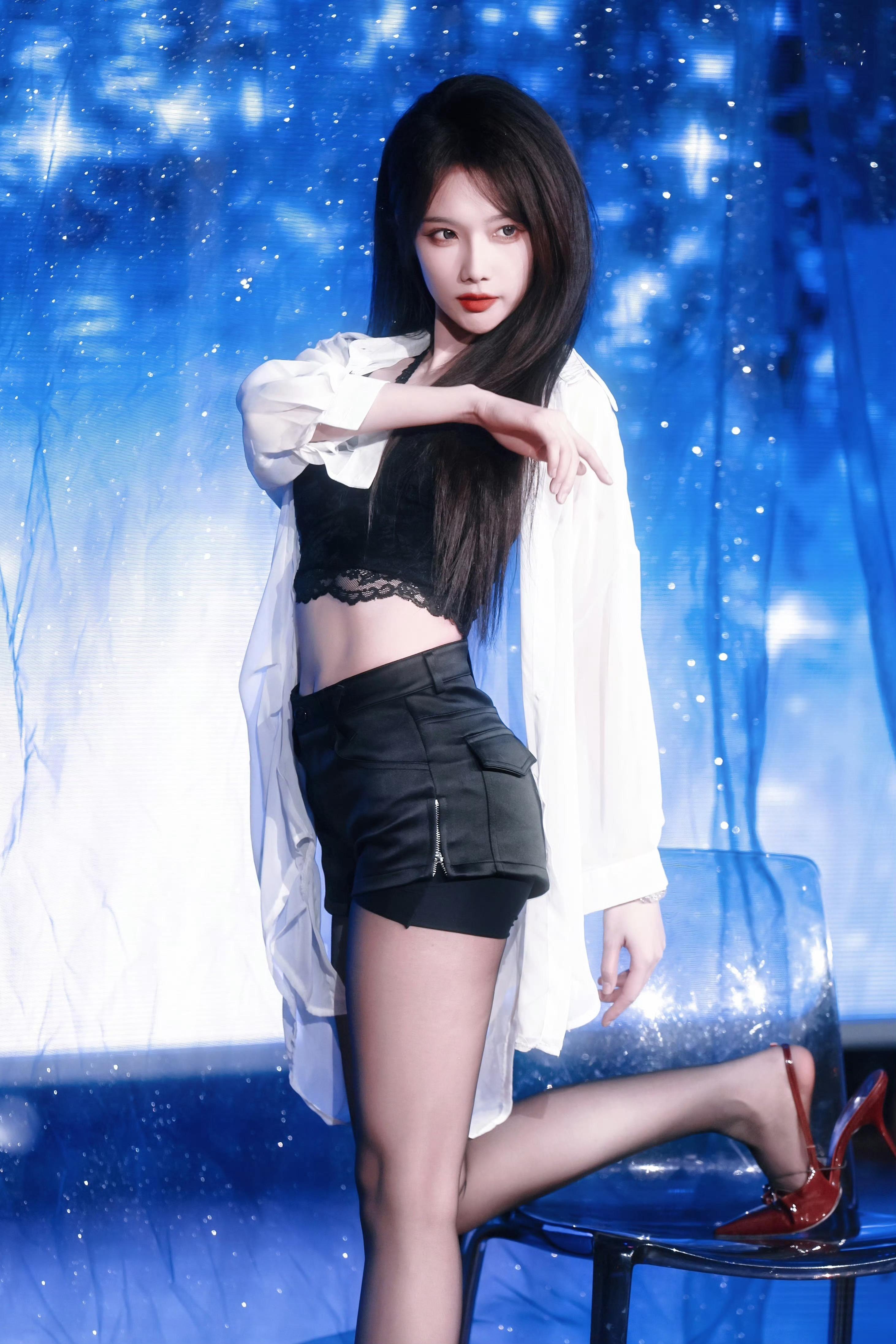 宋昕冉舞台大秀黑丝大长腿