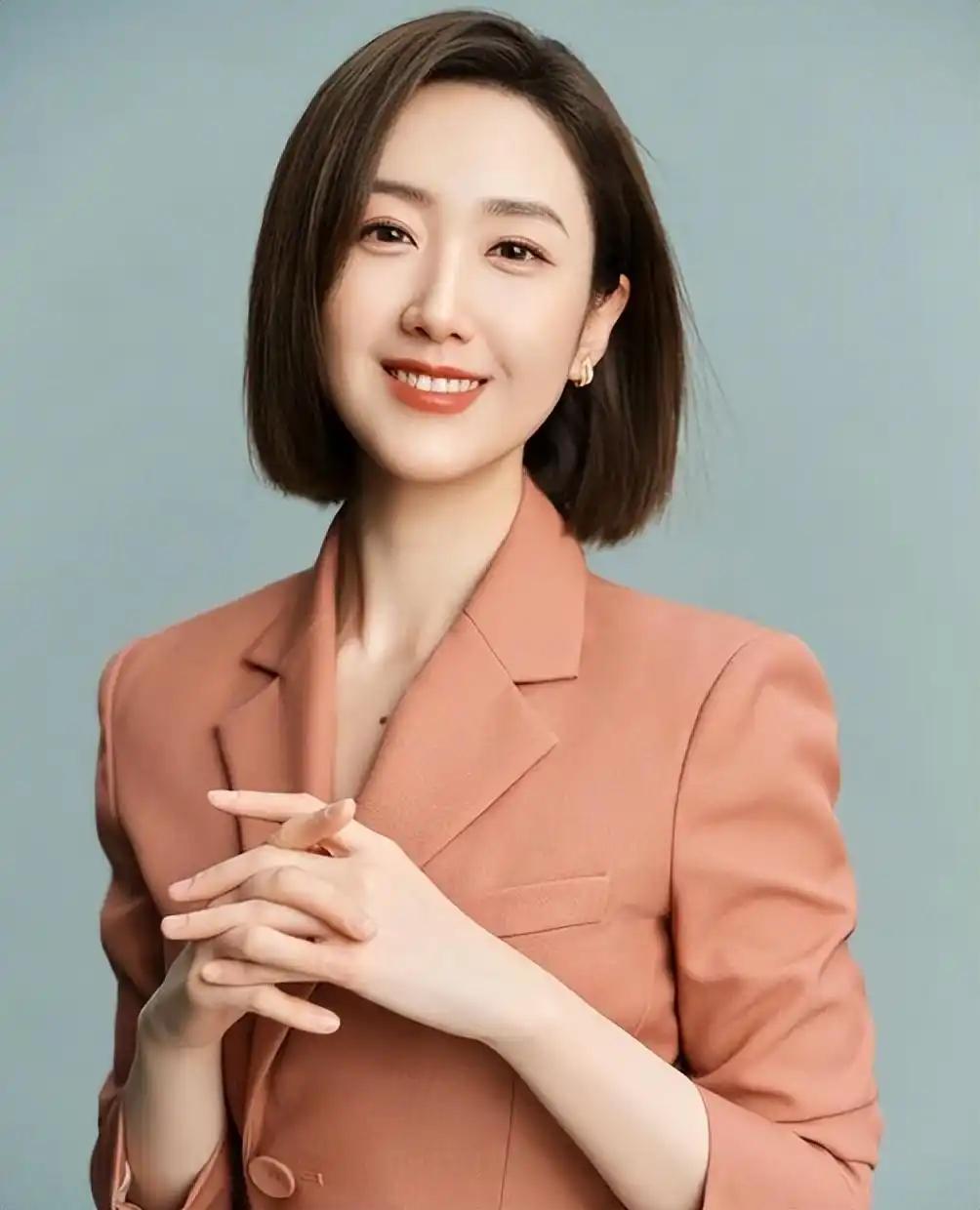 央视主持人王嘉宁真的称得上才貌双全，她毕业于沈阳师范大学，虽然不是科班主持人，可