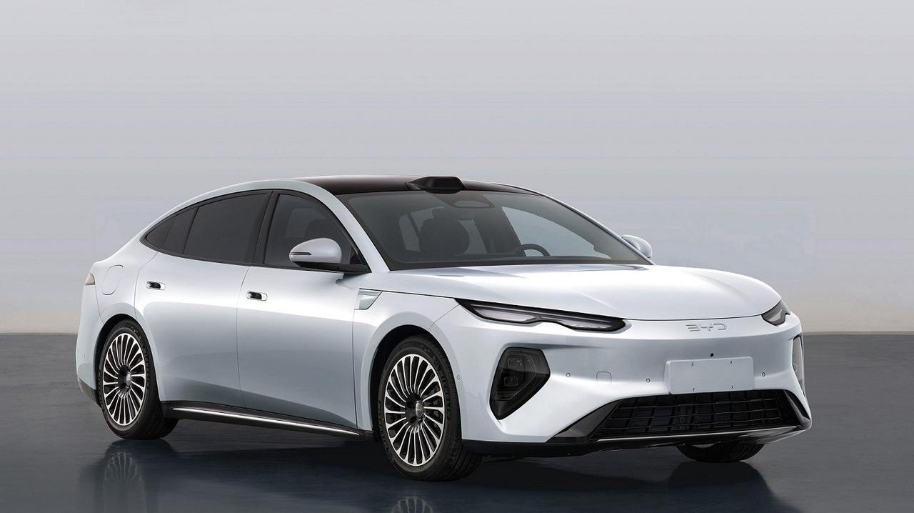 比亚迪新车刷屏，第二代刀片电池首装！是技术普惠还是高价豪赌？就在3月中旬的工信