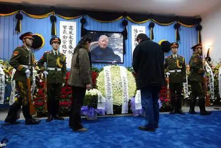 2007年，薄一波告别仪式的现场，一张罕见的留影，灵堂布置肃穆庄重，两侧礼兵肃立