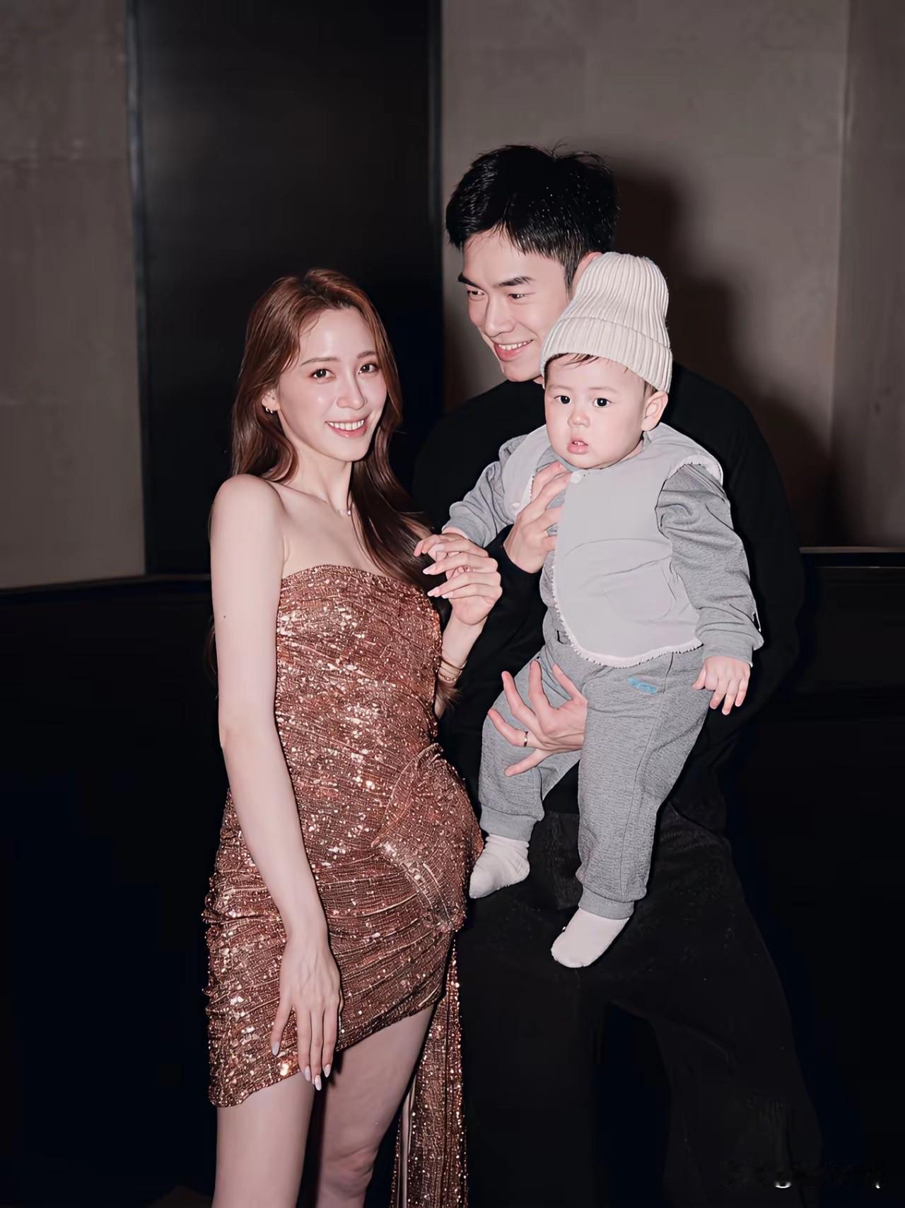 欧阳妮妮和张书豪晒一家三口照，儿子面对镜头有点怯生。不过小崽崽被养得真好，白白胖