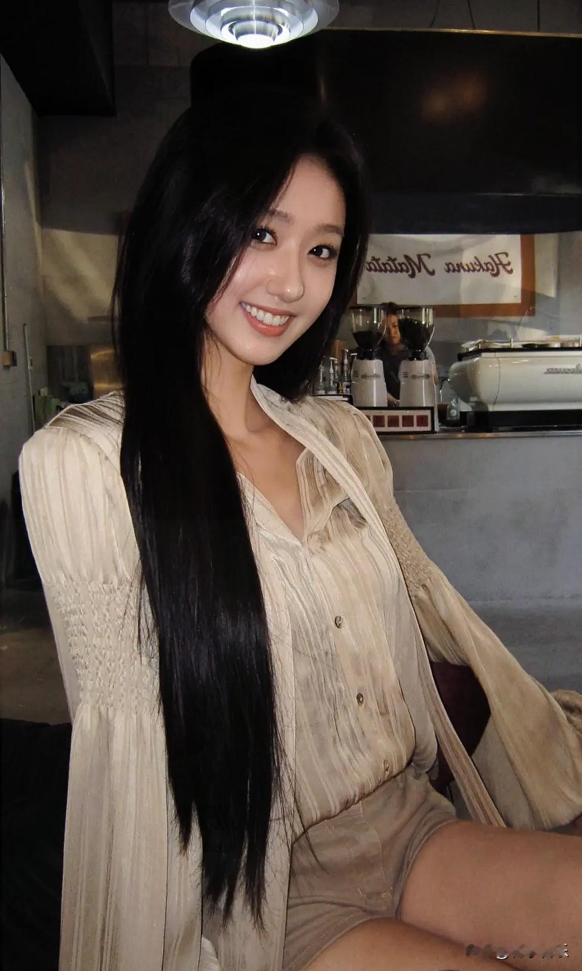 把烦心事都泡在咖啡里，只留甜和笑意。分享甜美小姐姐随手拍甜美自拍绝美随手拍