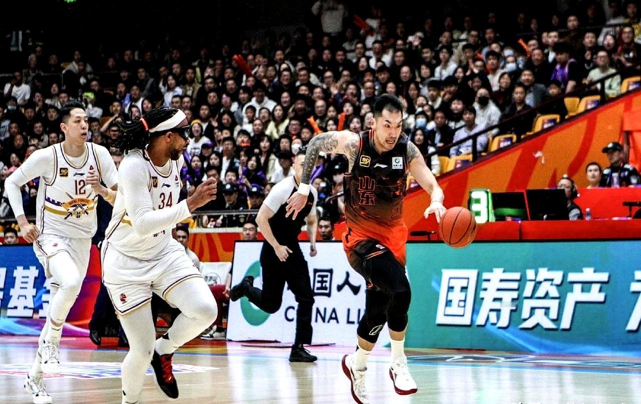 106-90！山东男篮这开门红红得有点“吓人”，但比起两外援狂砍40分，