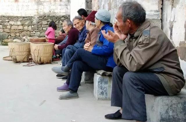 大概是晚上十点多，随着护士和医生们一阵忙乱，隔壁病床上被安排了一位病人入住。随后