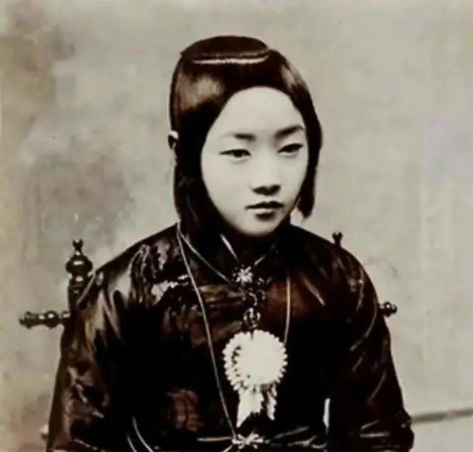 1922年，曾被5位总统追求的刘喜奎，为了逃避权贵的纠缠，与一位仪表堂堂的军官匆