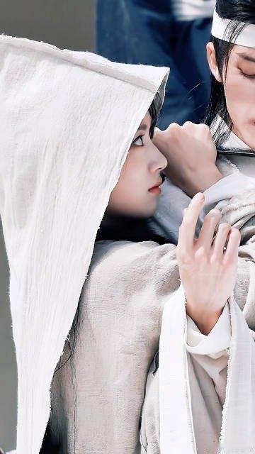 卢昱晓袖口有虫爬出来古装剧演员也太不容易了，不仅要吊威亚、顶烈日，还要面对各种突