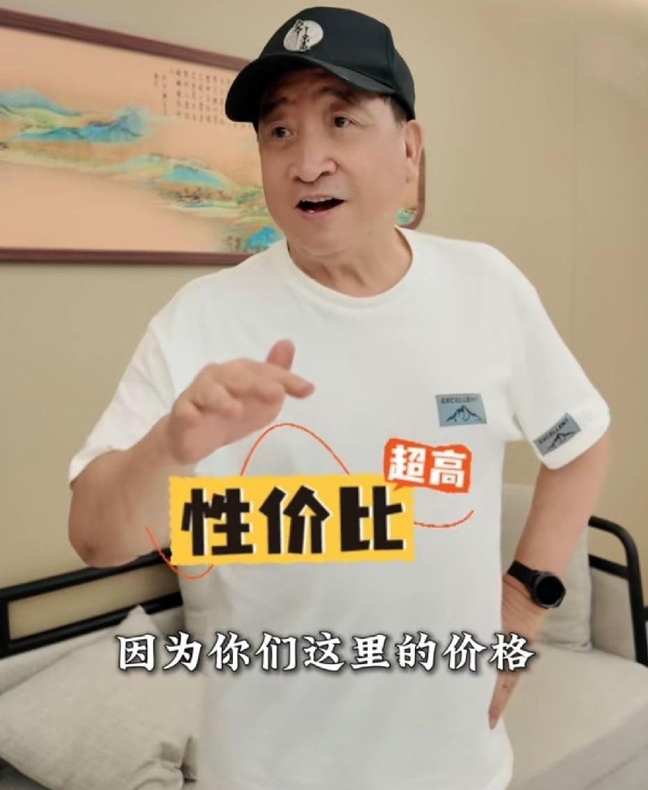 74岁的姜昆退休后干了件啥事？居然跑去曹云金开的馆子里搓了一顿，还连连竖大拇指！