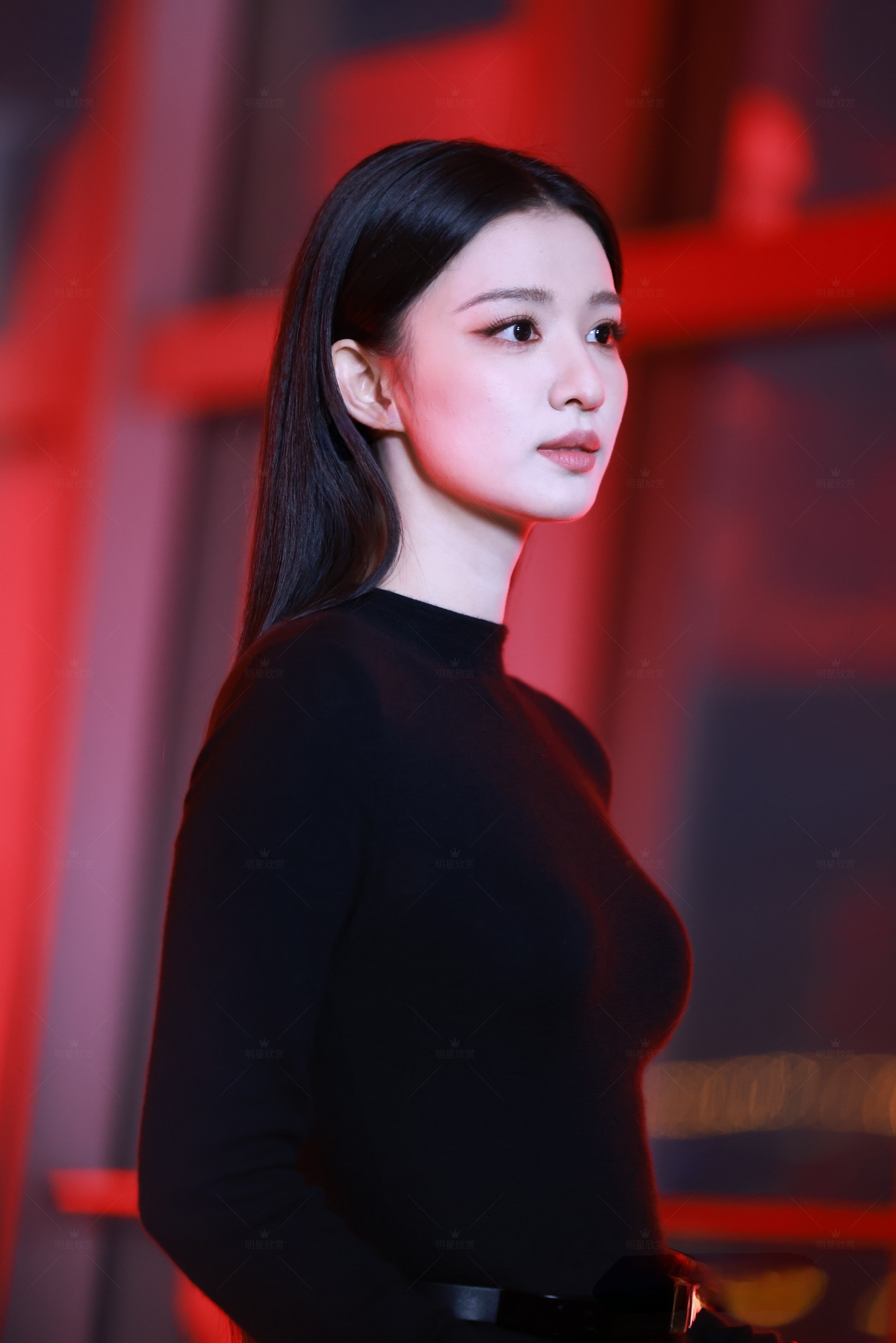 王楚然黑色修身裙，太显姣好身材了王楚然
