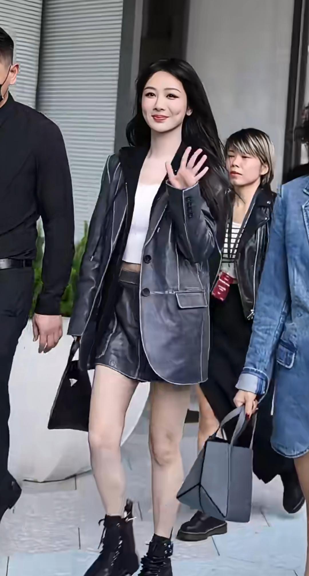 杨紫空降成都，感觉她都没有原来的样子了，还不如旁边女孩好看。
