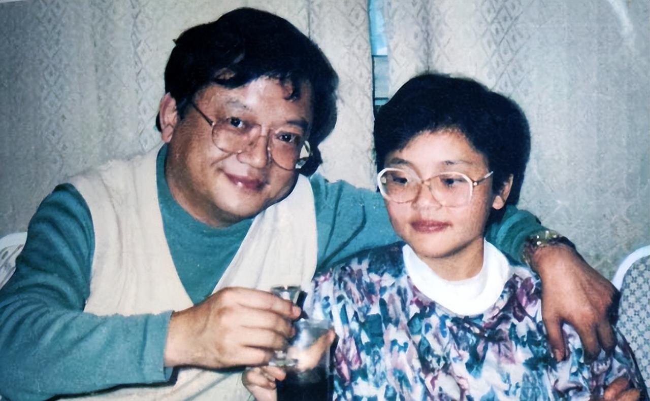 你发现没？我这个追星搭子看到一张1994年的旧照，憋不住想说两句。照片里，15