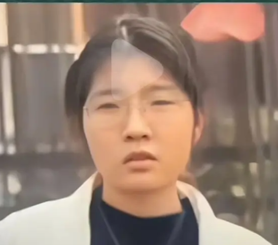 这个就是在傍晚时分独自进入大沙坑观看“蓝眼泪”失踪的23岁女孩！她胆子真的太大了