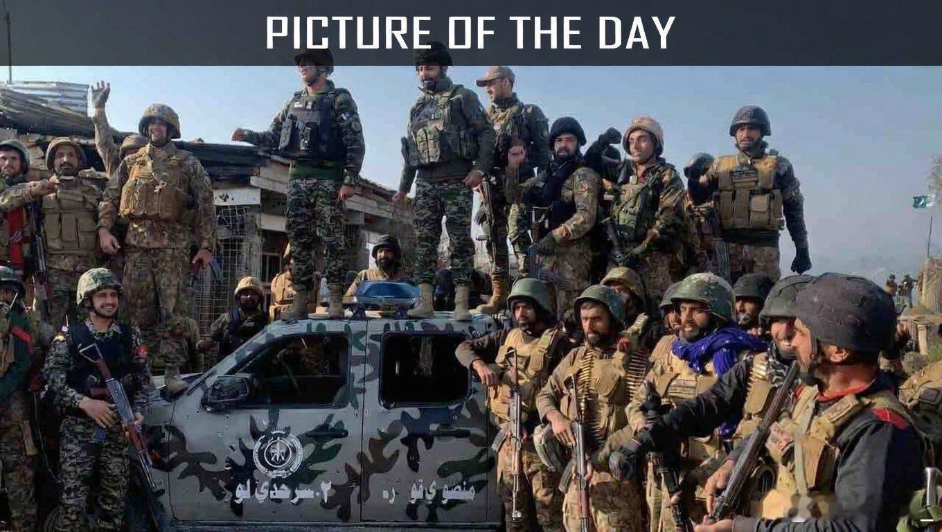 巴基斯坦陆军士兵在攻占一个阿富汗边防哨所后，站在缴获的阿富汗警车上留影。士兵均持