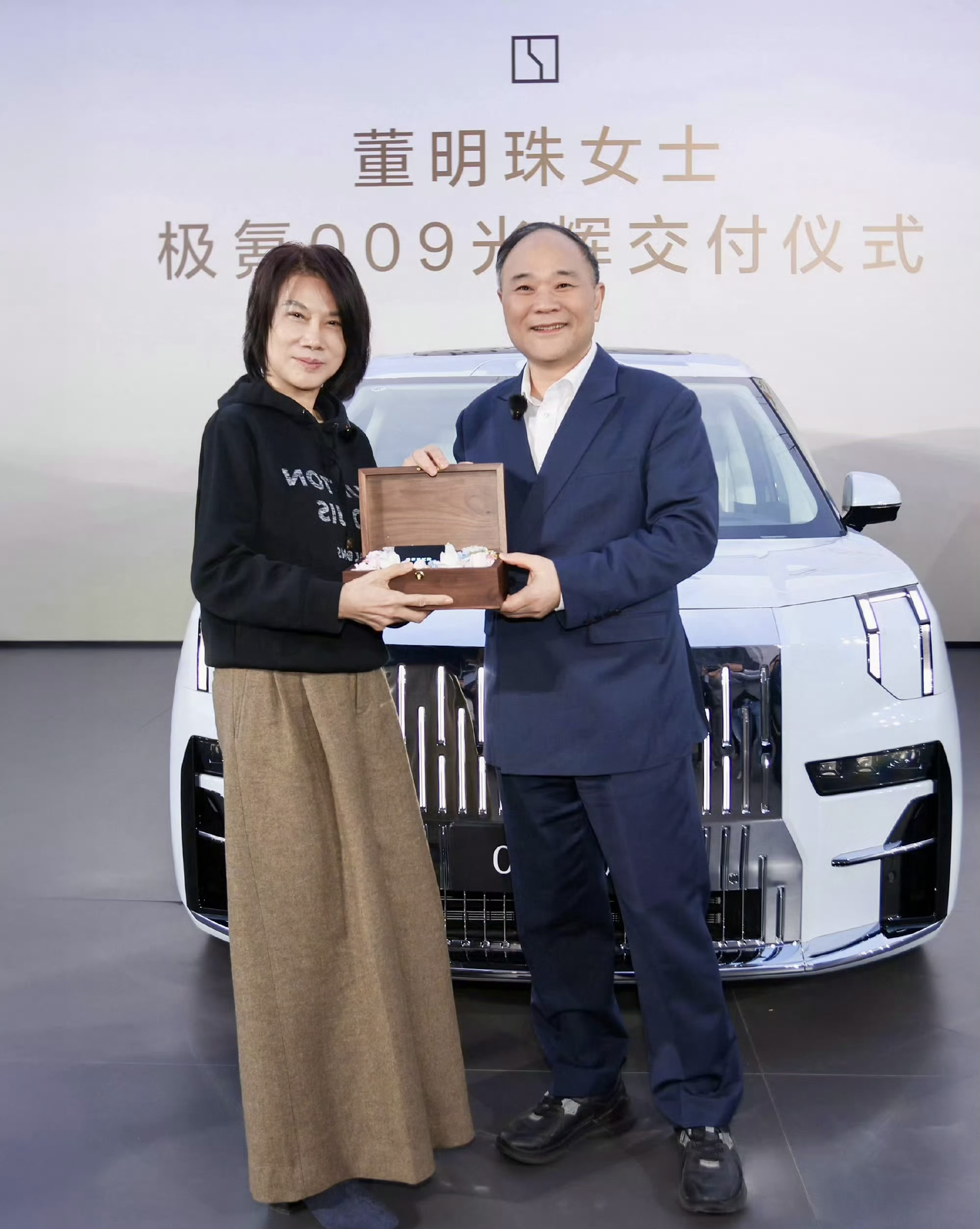 董明珠提走9台极氪，雷军刚点亮SU7灯带，这俩真在比谁更懂车？3月1