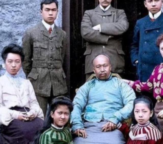 1927年，康有为已是风烛残年，躺在床上奄奄一息。他紧紧搂着年仅22岁、娇艳