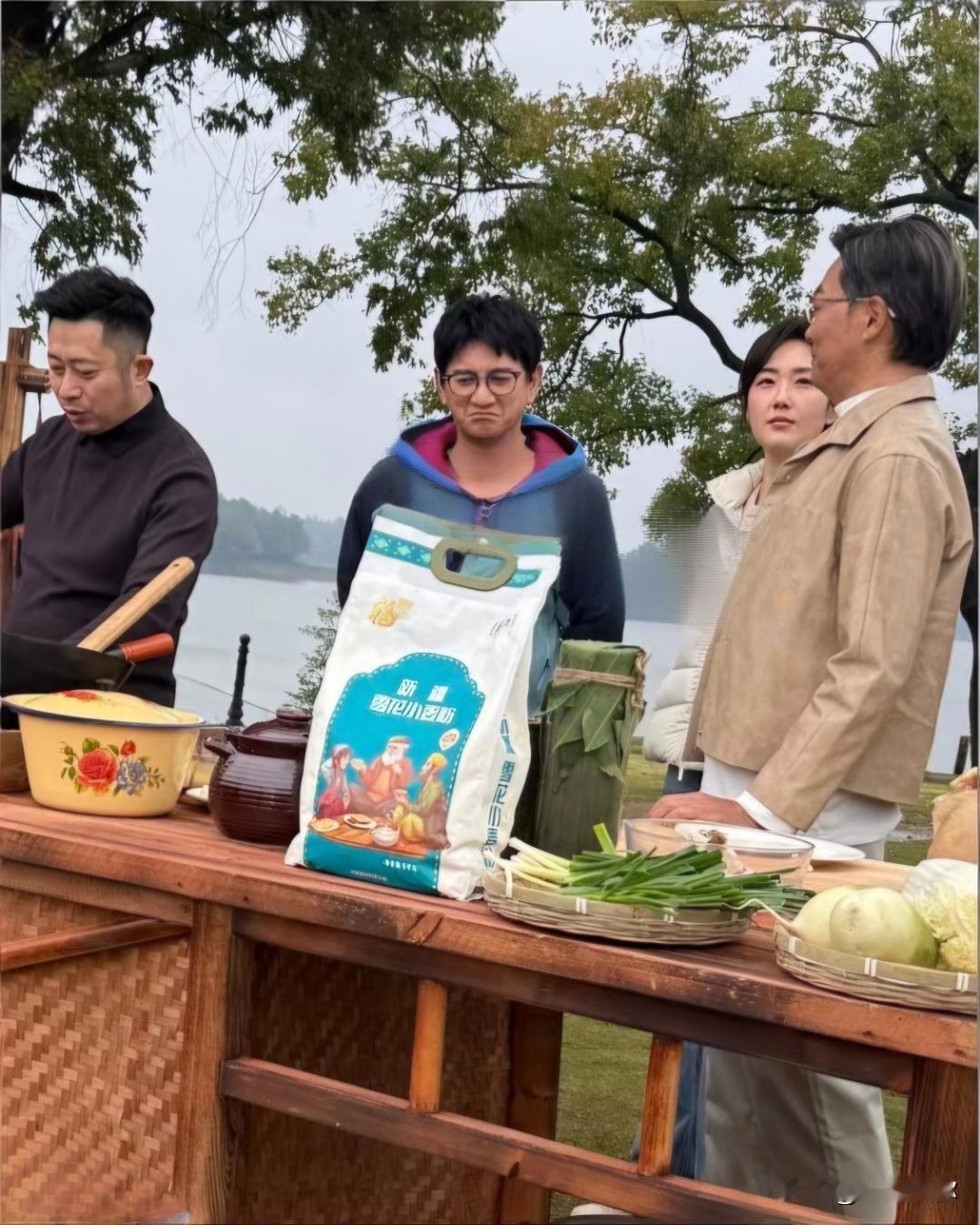 看电视看到56岁的都要戴老花镜了，老头味已经挺重了，跟刘诗诗的精气神差距可以说是