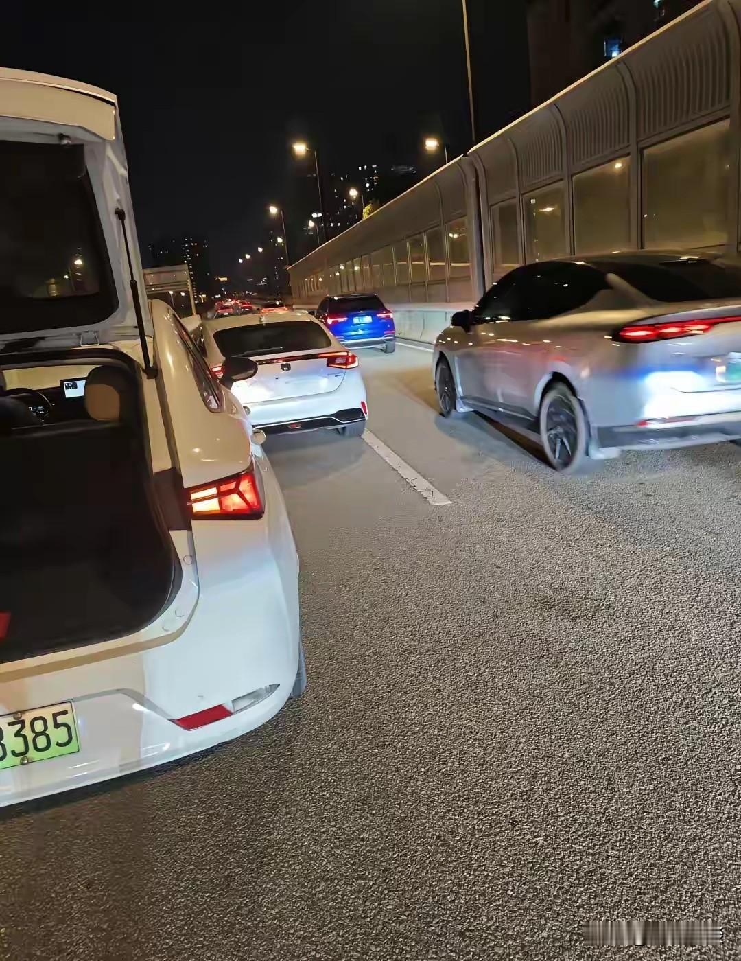 怨不得本来应该快速通行的高架路会经常堵车，月原来有司机故意搞事搞钱！简直不敢开车