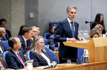 这一回中国可真要杀鸡给猴看了。中国实在忍无可忍，终于要杀鸡给猴看了，谁是这只鸡？