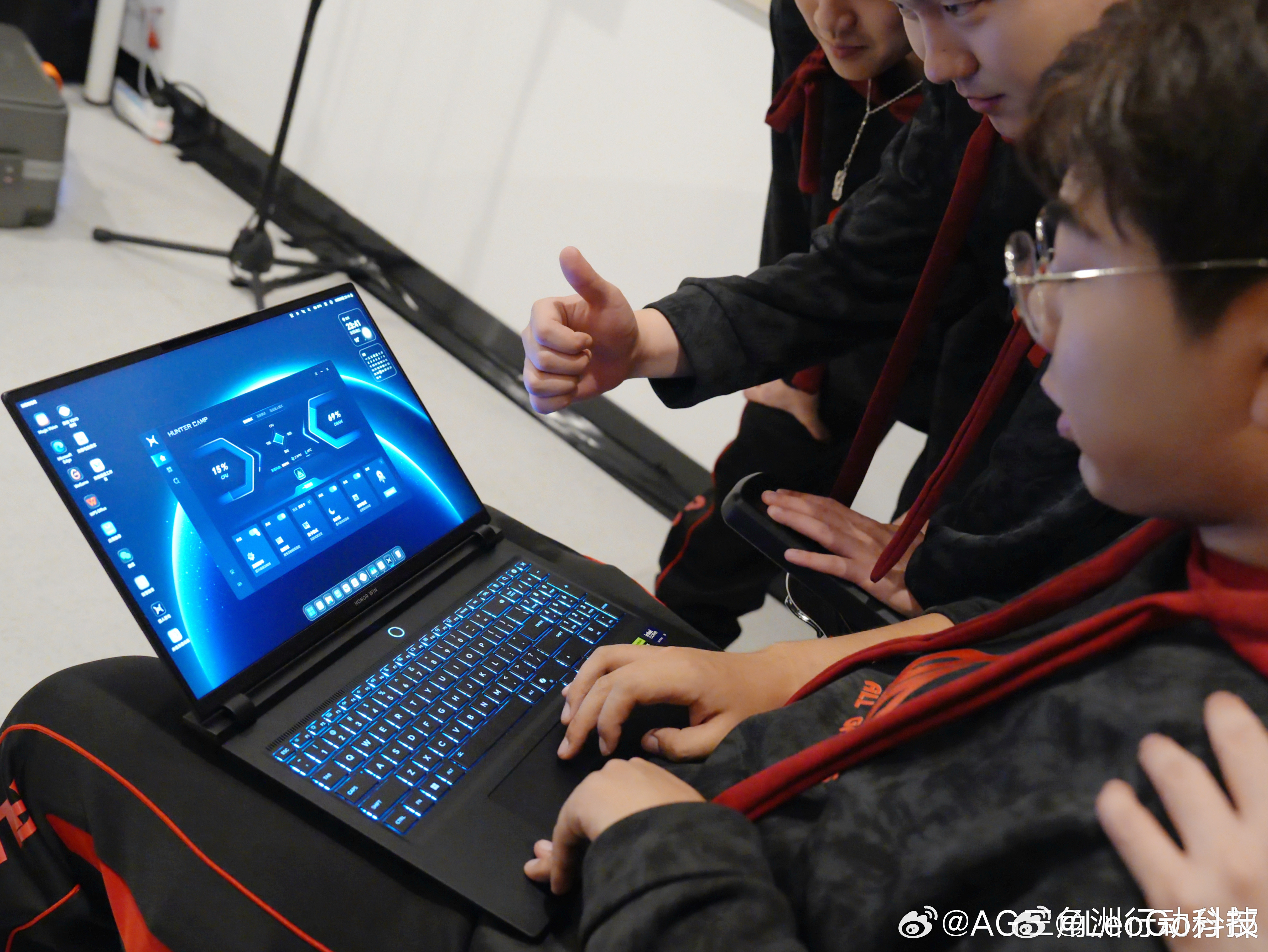 讲真，这次荣耀WIN游戏本的A面和C面设计，真的有点东西。光看外观，高端游戏本那