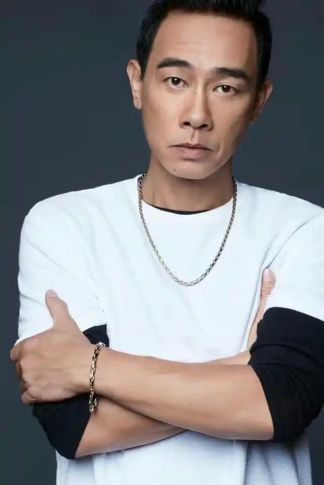 59岁陈小春“不敢退休”，原来生活身不由己时间过得好快，早年《古惑仔》中“山
