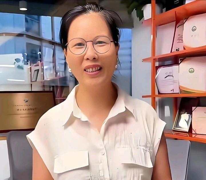 我跟你们说个事儿，劲爆不劲爆？大S家那个保姆小杨阿姨，以前竟然跟俩孩子挤一个屋