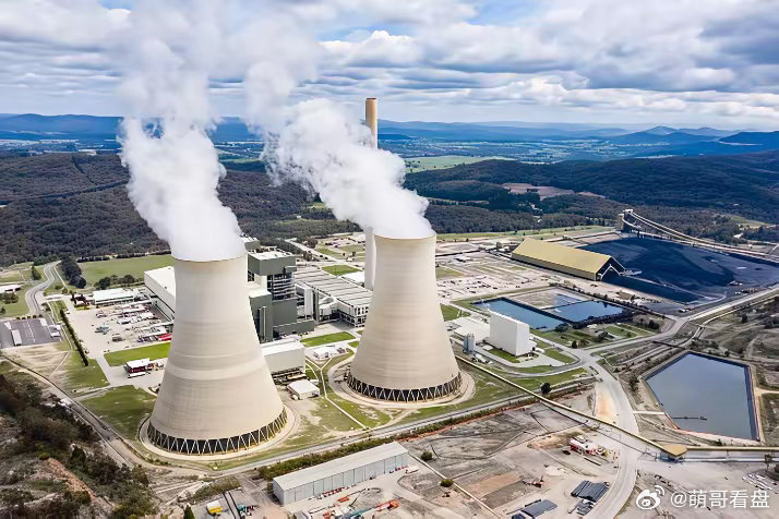 油价飙上天，全球慌得一批，中国却稳如泰山——不光不怕，还在悄悄收割全球能源转型的