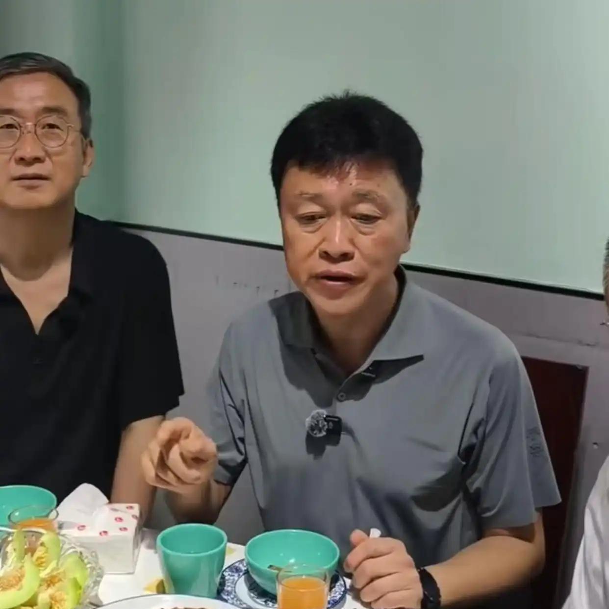 重庆荣昌这位县委书记，够硬气！直接两桌饭请在了餐馆里，还提前放话不准别人买单[6