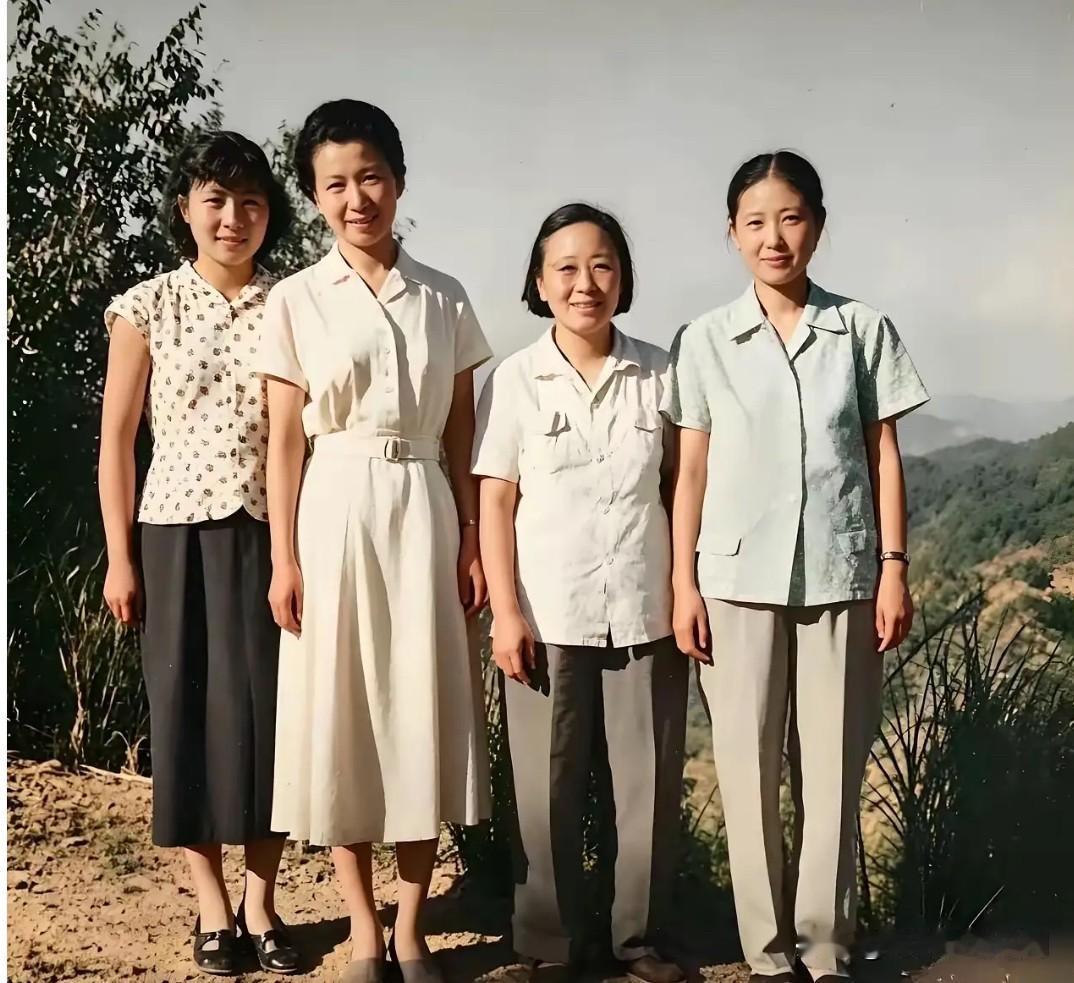 1959年，这张照片拍摄于江西庐山的四位女人的留影，看这四人不简单，就是不知道名