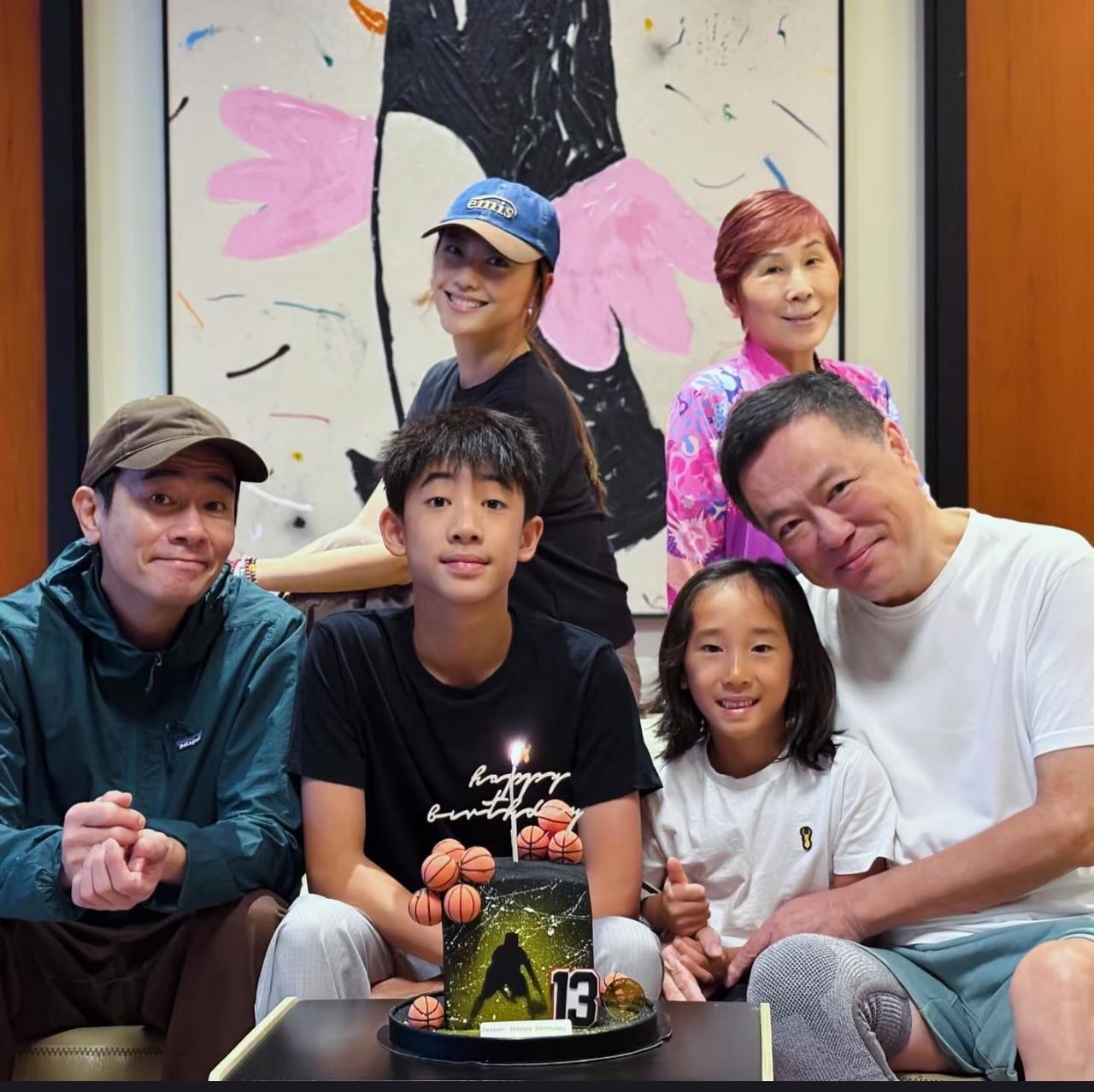 陈小春和应采儿的大儿子Jasper竟然13岁了，时间过得真的太快。一大家人一
