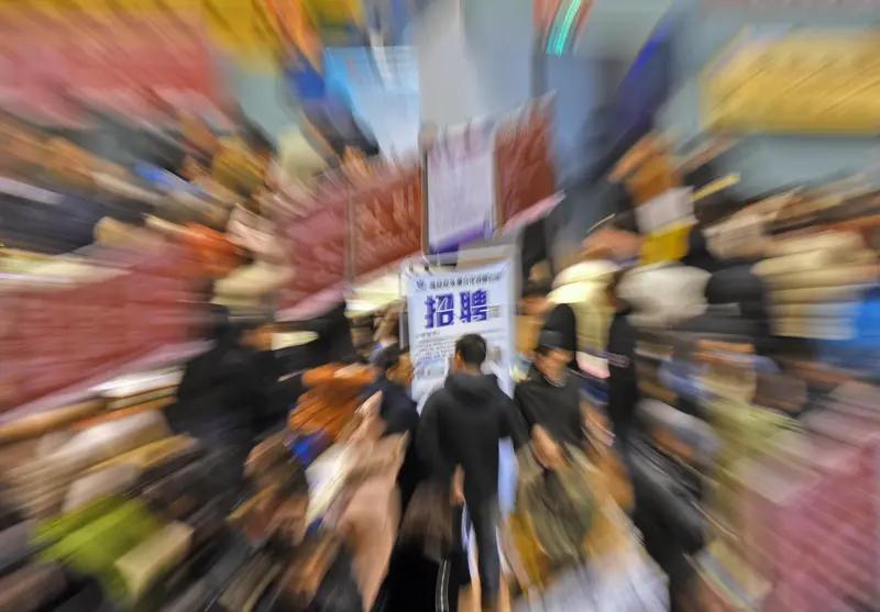 不急真的不行了，不足7亿的主力就业人群，却要养活14亿人，难怪要推广机器人、无人