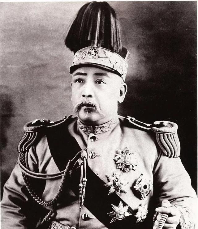 1895年，袁世凯在天津小站练兵。感觉人手不足的他，决定提拔三个协统。决定下达前