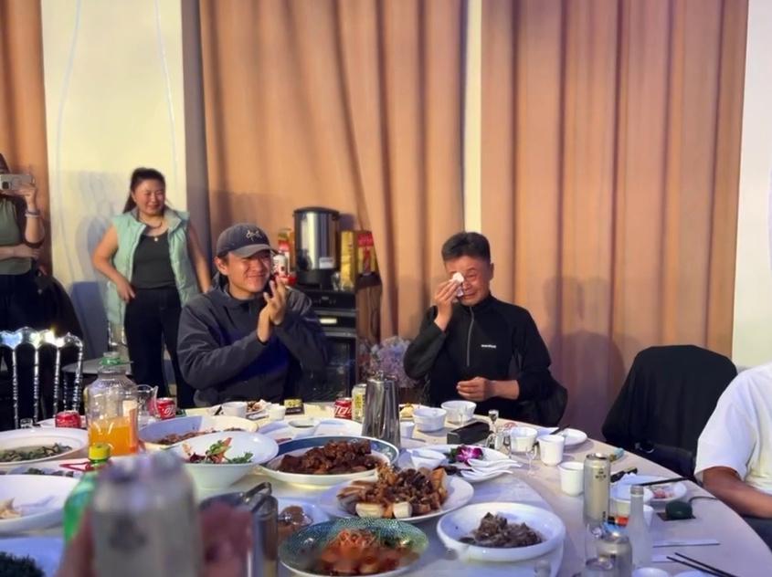 生命树拍摄太苦了，导演泪洒杀青宴吗这是[笑着哭]有点期待杨紫胡歌这部剧了​​