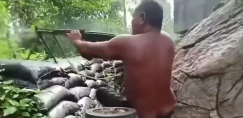 柬埔寨士兵光着膀子与泰国士兵交火，由于天气炎热，穿衣服肯定会湿透，索性光膀子，而