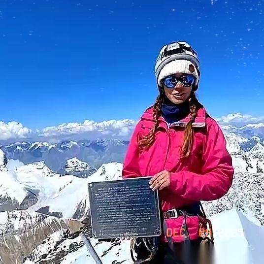 一个33岁的姑娘，活活冻死在3700米的山上。这不是意外，是被她那个经验丰