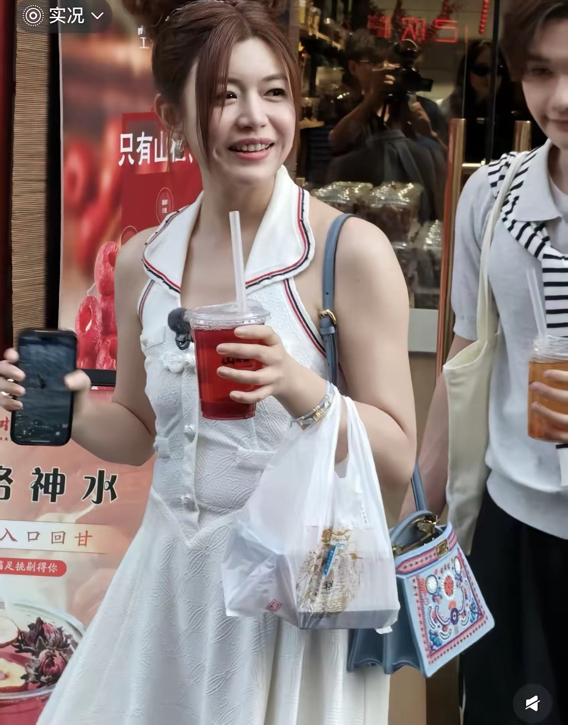 陈妍希胖乎乎的，肚子上的赘肉好真实，状态也很不错