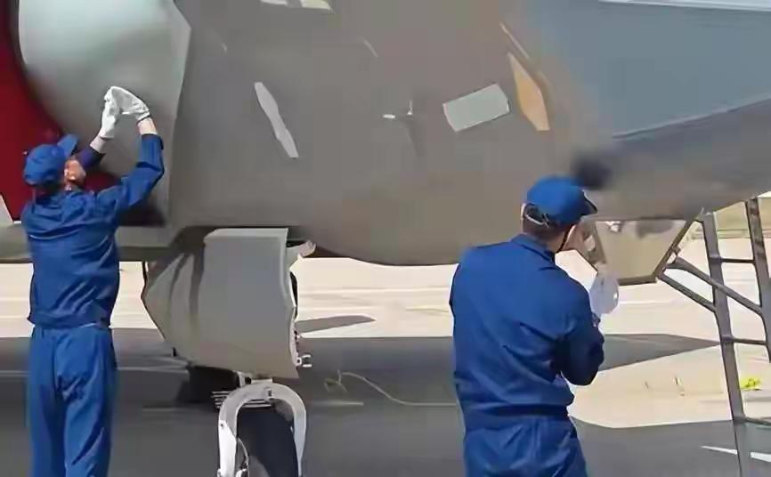 这张图普普通通，就是两个地勤人员正在用毛巾给咱们的歼20搞清洁。但却让美国人破