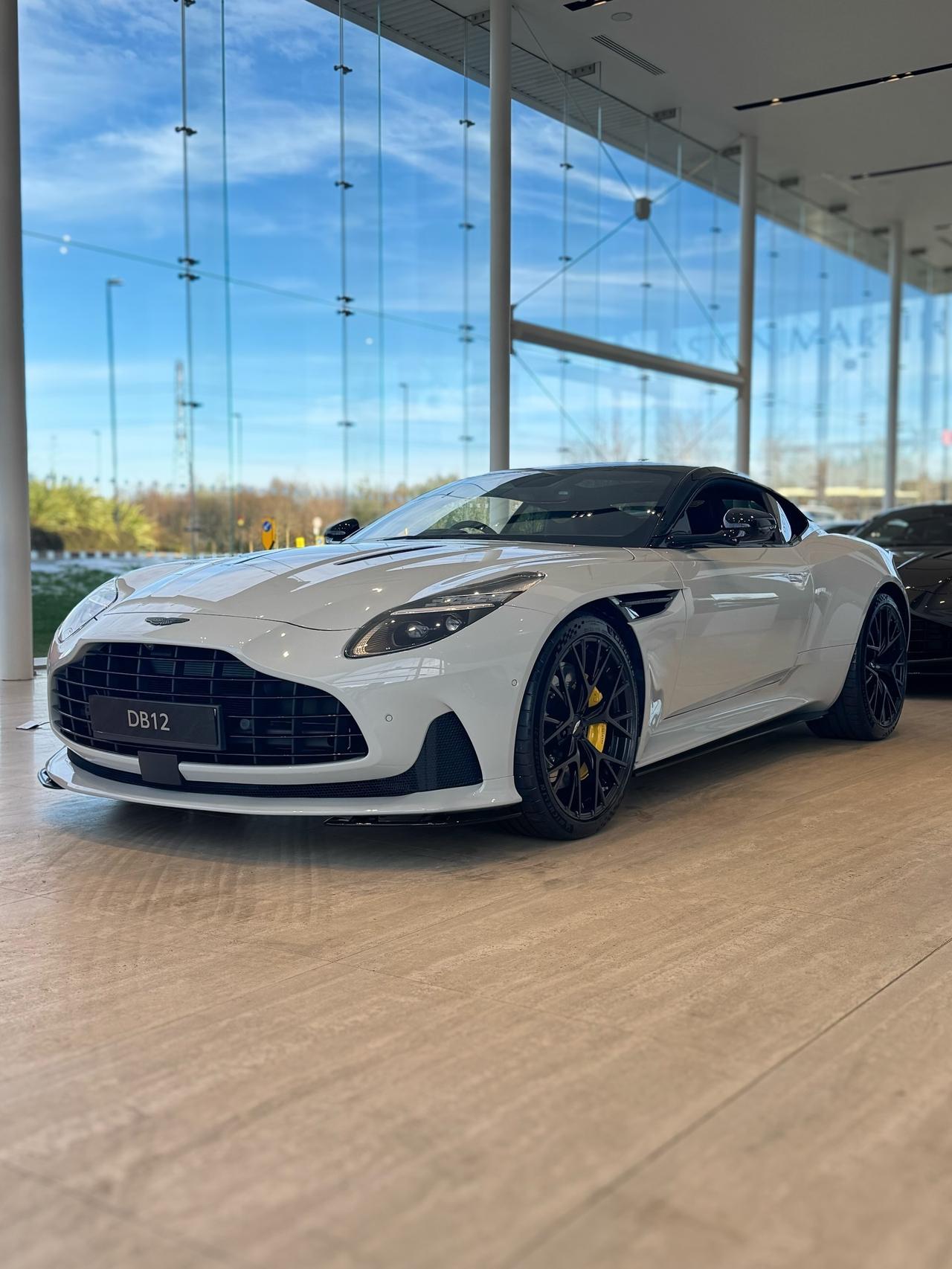 阿斯顿马丁DB12，该车采用顶点灰（ApexGrey）配色