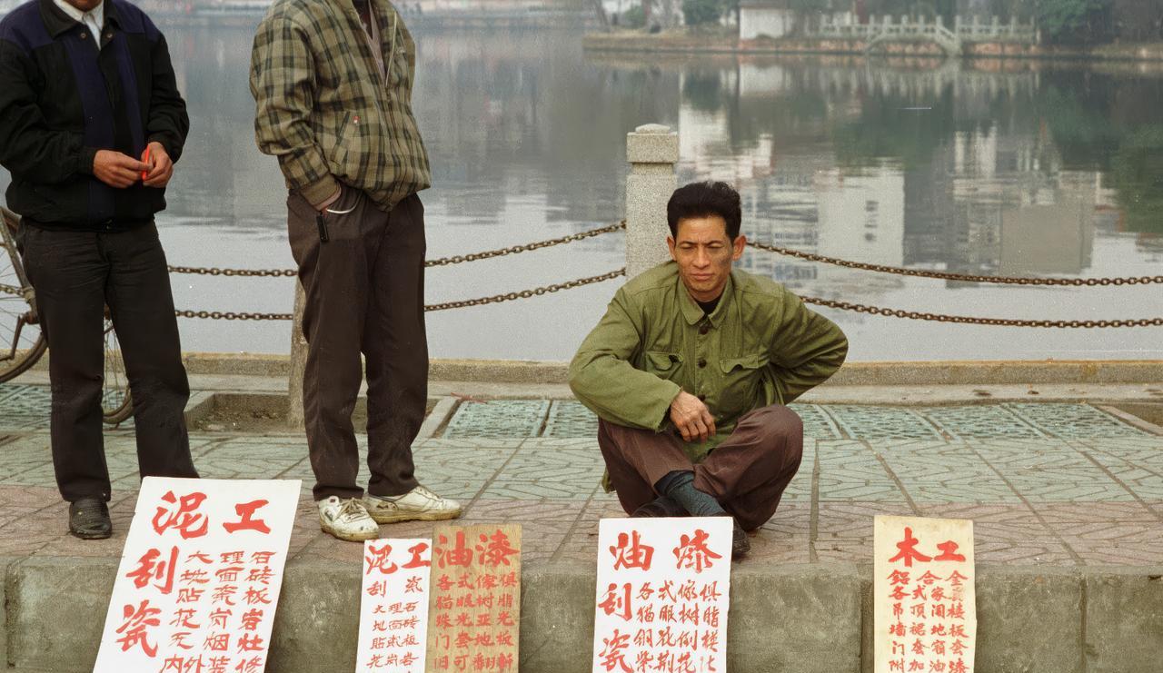 你们知道这张照片拍摄于什么时候吗？这张照片拍摄于1996年广西南宁，几名工人正