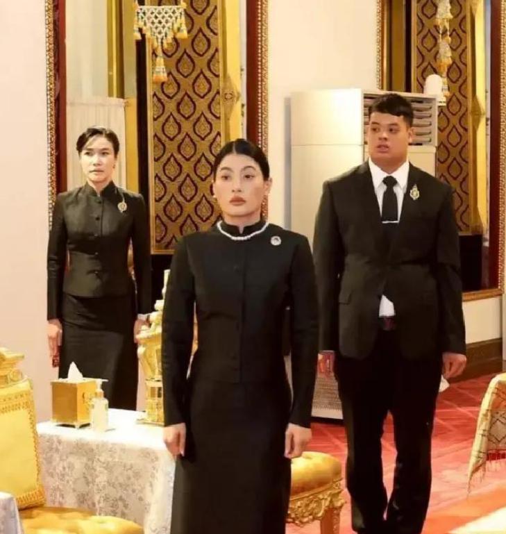 这三个人在帕公主的二七功德仪式上又被摄影师拍到同框，思蕊梵公主戴三股珍珠项链好贵