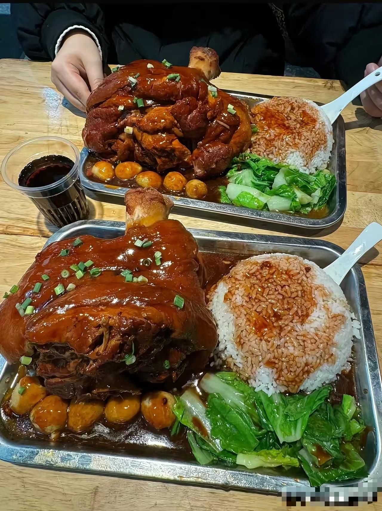 第一次请相亲对象吃这个，不算寒酸吧！硬菜，这么大肘子，一份得上百块啊。米饭配